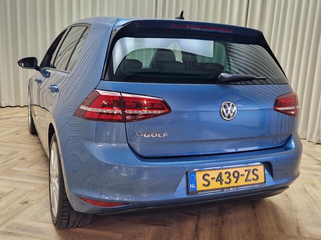 Volkswagen e-Golf *Leder* Warmtepomp / Stoelverwarming / Adapt. Cruise / LED / Keyless / Dynaudio / Camera / Navigatie / LMV