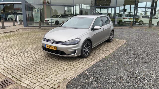 Volkswagen e-Golf E-DITION E Golf, volledig electrisch, 17" LMV Madrid , Discover navi, Extra getint achter, achteruitrij camera