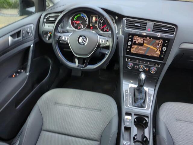 Volkswagen e-Golf E-DITION Navigatie / Parkeersensoren / Voorruitverwarming / LED / Clima / 17"LM