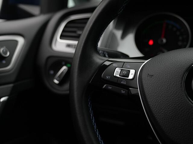 Volkswagen e-Golf 115 pk | Navigatie Discover Pro | Stoelverwarming | Adaptive Cruise | Parkeersensoren voor/achter