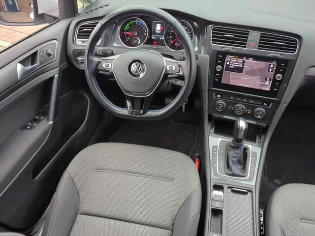 Volkswagen e-Golf E-DITION / Navigatie / LED / Parkeersensoren V+A / Lichtmetaal 17 inch /