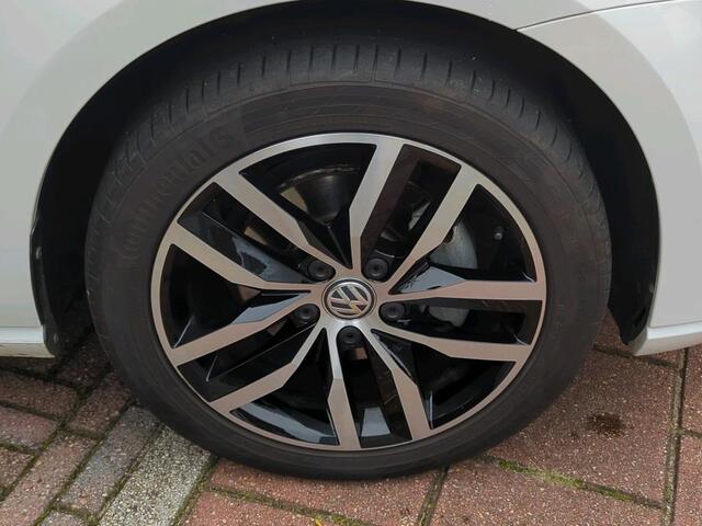 Volkswagen e-Golf E-DITION / Navigatie / LED / Parkeersensoren V+A / Lichtmetaal 17 inch /