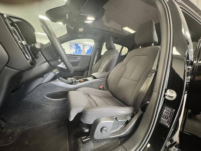 Volvo C40 Recharge Core 69 kWh | CARPLAY | ZWENKBARE TREKHAAK | PANORAMADAK