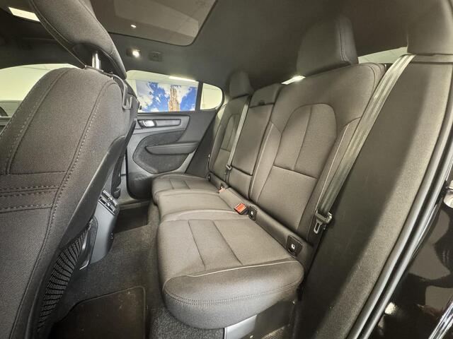 Volvo C40 Recharge Core 69 kWh | CARPLAY | ZWENKBARE TREKHAAK | PANORAMADAK