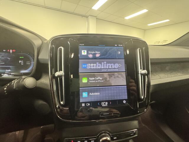 Volvo C40 Recharge Core 69 kWh | CARPLAY | ZWENKBARE TREKHAAK | PANORAMADAK