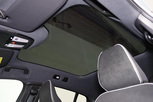 Volvo C40 Single Plus - Panoramadak - IntelliSafe Assist & Surround - Parkeercamera achter - Verwarmde voorstoelen & stuur - Parkeersensoren voor & achter- Draadloze tel. lader - Warmtepomp - Extra getint glas - 20' LMV