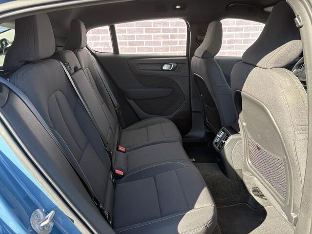 Volvo C40 Single Motor Plus 69 kWh | Stuur + stoel verwarming | All season banden | Keyless entry | Panorama dak | Warmte pomp |