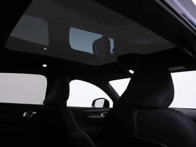 Volvo C40 Recharge 300kW/408pk Aut. Twin Intro Edition 78 kWh WARMTEPOMP + PANORAMADAK + HARMAN/KARDON + EL.TREKHAAK + LEER/ALCANTARA + PILOT ASSIST + BLIS + EL.STOELEN + STOEL-&STUURVERWARMING + LANE ASSIST + ADAPT.CRUISE + 360 CAMERA + PARKSENSOREN + 19" LM-VELGE