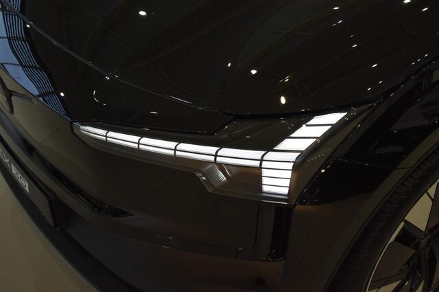 Volvo EX30 Single Motor Extended Range 272PK Plus 69 kWh | Black Pakket | Extra getint glas achter | Verwarmde voorstoelen en stuur |