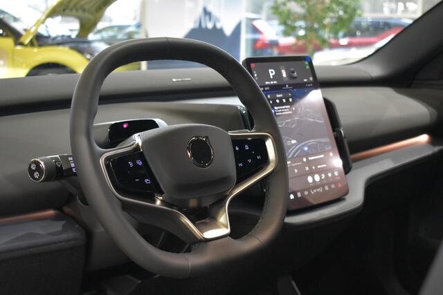 Volvo EX30 Single Motor Extended Range 272PK Plus 69 kWh | Black Pakket | Extra getint glas achter | Verwarmde voorstoelen en stuur |