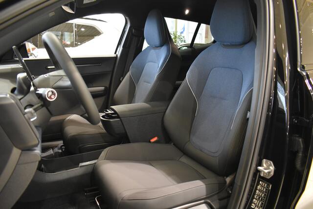 Volvo EX30 Single Motor Extended Range 272PK Plus 69 kWh | Black Pakket | Extra getint glas achter | Verwarmde voorstoelen en stuur |