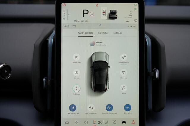 Volvo EX30 Single Motor Extended Range Plus 69 kWh - Lederen bekleding - 20' LMV - Adaptive Cruise Control - Pilot Assist - BLIS dodehoekassistentie - Harman Kardon premium audio - Keyless Drive - Elektr. bedienbare achterklep - Parkeersensoren voor & achter - Parke