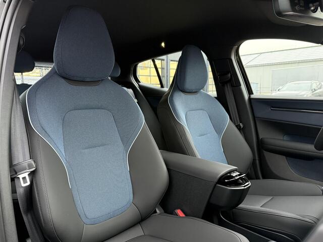 Volvo EX30 Single Motor Extended Range Plus | Adaptieve Cruise Control Met Pilot Assist | Getint Glas Achter | Apple Carplay/Android Auto | BLIS Dodehoekdetectie | Harman/Kardon Premium Audio | Sfeerverlichting | Keyless | Elektrische Achterklep |