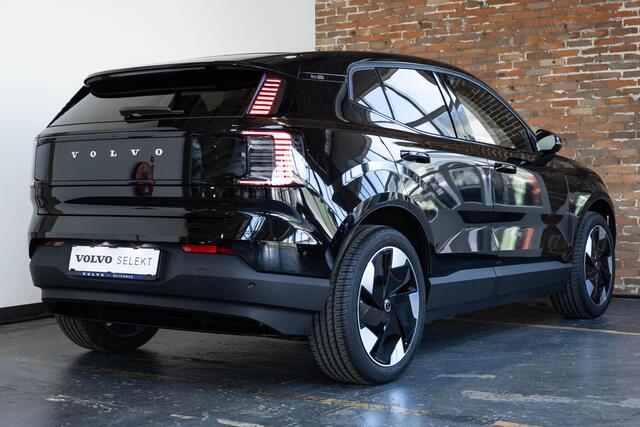 Volvo EX30 Single Motor Extended Range Plus | 5 jaar garantie! | Premium Audio by Harman Kardon | Keyless Entry | Achteruitrijcamera | Parkeersensoren V+A | Getint Glas Achter | Pilot Assist | Adaptieve Cruise Control | Draadloze Telefoonlader | Navigatiesysteem | R