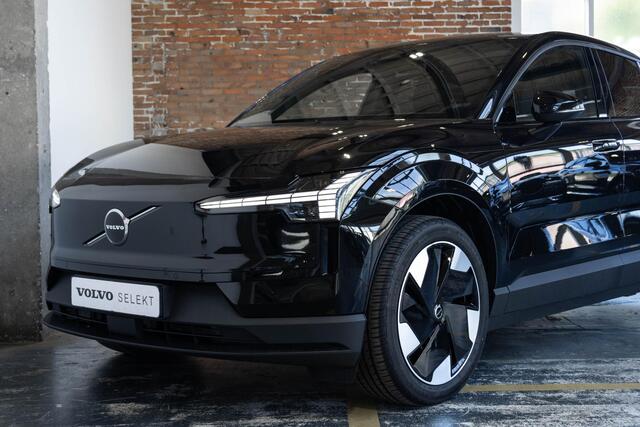 Volvo EX30 Single Motor Extended Range Plus | 5 jaar garantie! | Premium Audio by Harman Kardon | Keyless Entry | Achteruitrijcamera | Parkeersensoren V+A | Getint Glas Achter | Pilot Assist | Adaptieve Cruise Control | Draadloze Telefoonlader | Navigatiesysteem | R