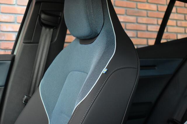 Volvo EX30 Single Motor Extended Range 272PK Plus 69 kWh | Climate | Cameleon tint | Harman & Kardon |