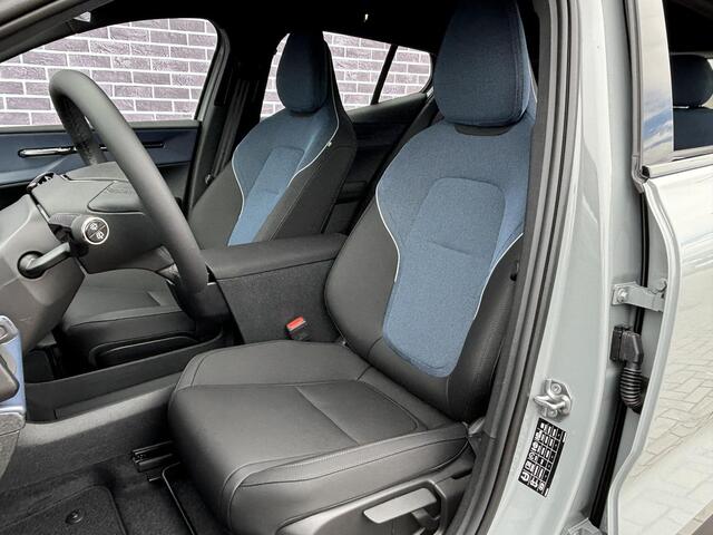 Volvo EX30 Extended Range 69 kWh Plus Cross Edition | Trekhaak | 19" OFF ROAD velgen | Stoel/stuurverwarming | Parkeercamera | Cross Country look