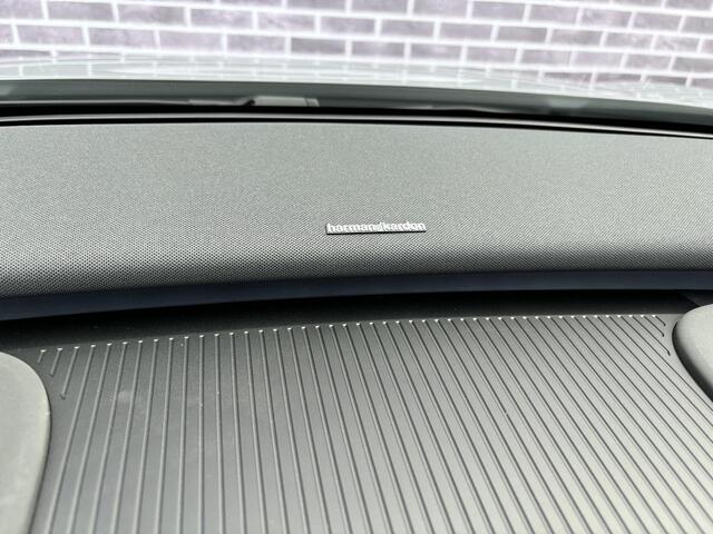 Volvo EX30 Extended Range 69 kWh Plus Cross Edition | Trekhaak | 19" OFF ROAD velgen | Stoel/stuurverwarming | Parkeercamera | Cross Country look