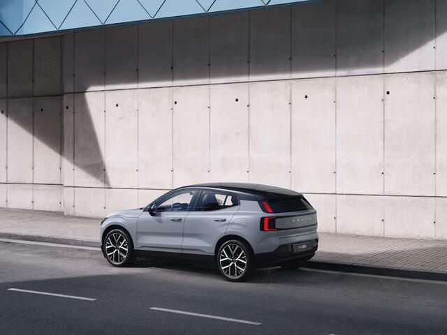 Volvo EX30 Single Motor Extended Range Europa 69 kWh | Parkeercamera | Harman Kardon | Stoel- en Stuurverwarming | Elektrische Stoelen | 20" Velgen