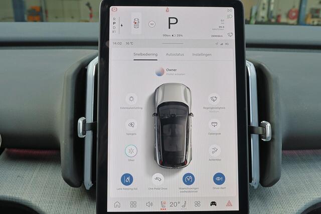 Volvo EX30 Extended Range Plus 69 kWh - Adaptive Cruise Control - Climate Pack - Harman/Kardon audio - Parkeercamera achter - Parkeersensoren voor & achter - Navigatie - 19' LMV