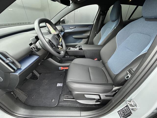 Volvo EX30 Single Motor Extended Range Plus 69 kWh climate line / extra getint glas / trekhaak / 2 jaar extra garantie