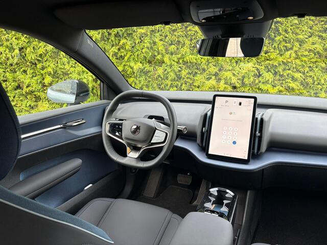 Volvo EX30 Single Motor Extended Range Plus 69 kWh | Beschikbaar vanaf 24-12-2025 | Harman/Kardon | Stoel/Stuur Verwarming | Pilot assist | BLIS | 20" |