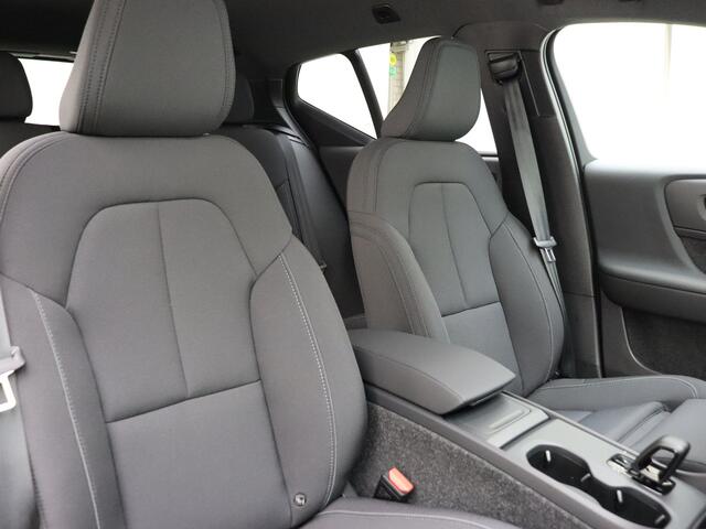 Volvo EX40 Extended Range Plus 82 kWh / Stoel /- en stuurverwarming / Warmtepomp / Extra getint glas / Zwart dak /