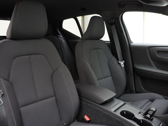 Volvo EX40 Extended Range Plus 82 kWh / NIEUW / DIRECT LEVERBAAR / GETINT GLAS / ALL SEASON BANDEN / ZWART DAK /