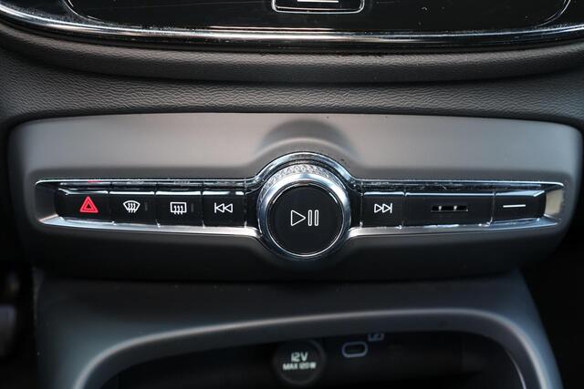 Volvo EX40 Plus Black Edition 70 kWh - IntelliSafe Assist & Surround - 360º Camera - Harman/Kardon audio - Verwarmde voorstoelen & stuur - Parkeersensoren voor & achter - Draadloze tel. lader - Warmtepomp - Extra getint glas - 20' LMV