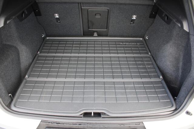 Volvo EX40 Extended Range Plus 82 kWh / Keyless entry / BLIS / Stoel/- en stuurverwarming / Trekhaak / Camera /