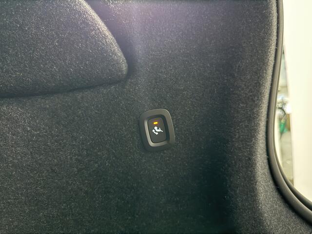 Volvo EX40 Extended Range Plus 82 kWh / Nubuck bekleding / 360 graden camera / Trekhaak / Keyles entry / BLIS / Stoel/- en stuurverwarming /