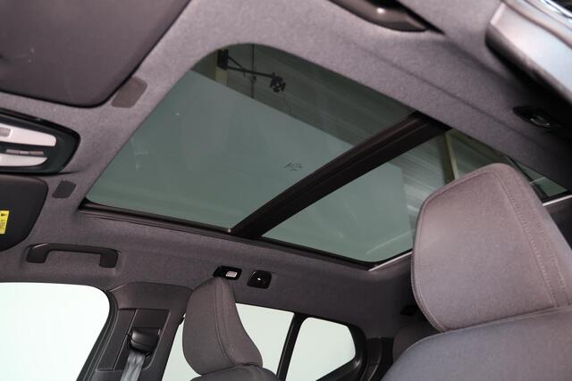 Volvo EX40 Ultra Black Ed. 82 kWh -Panorama/schuifdak - IntelliSafe Assist & Surround - 360º Camera - Harman/Kardon audio - Verwarmde voorstoelen, stuur & achterbank - Parkeersensoren voor & achter - Elektr. bedienb. voorstoelen met geheugen links - Draadloze tel. l