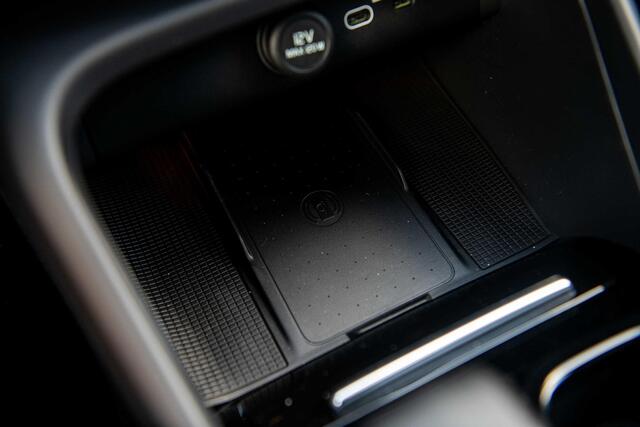 Volvo EX40 Single Motor 70 kWh Plus Black Edition | Pixel LED koplampen | Elektrische stoelverstelling | Warmtepomp | 360 camera | Harman Kardon audio | Stoel- en stuurwielverwarming | LED mistlampen | Getint glas |