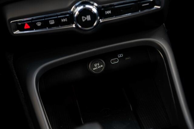 Volvo EX40 Single Motor 70 kWh Plus Black Edition | Pixel LED koplampen | Elektrische stoelverstelling | Warmtepomp | 360 camera | Harman Kardon audio | Stoel- en stuurwielverwarming | LED mistlampen | Getint glas |