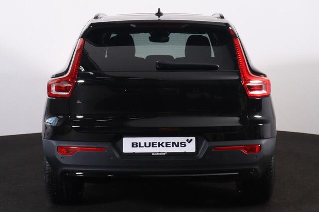 Volvo EX40 Extended Range Ultra Black Ed. 82 kWh - Panorama/schuifdak - IntelliSafe Assist & Surround - 360º Camera - Harman/Kardon audio - Verwarmde voorstoelen, stuur & achterbank - Parkeersensoren voor & achter - Elektr. bedienb. voorstoelen met geheugen links - 