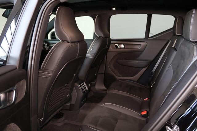 Volvo EX40 Extended Range Ultra Black Ed. 82 kWh - Panorama/schuifdak - IntelliSafe Assist & Surround - 360º Camera - Harman/Kardon audio - Verwarmde voorstoelen, stuur & achterbank - Parkeersensoren voor & achter - Elektr. bedienb. voorstoelen met geheugen links - 