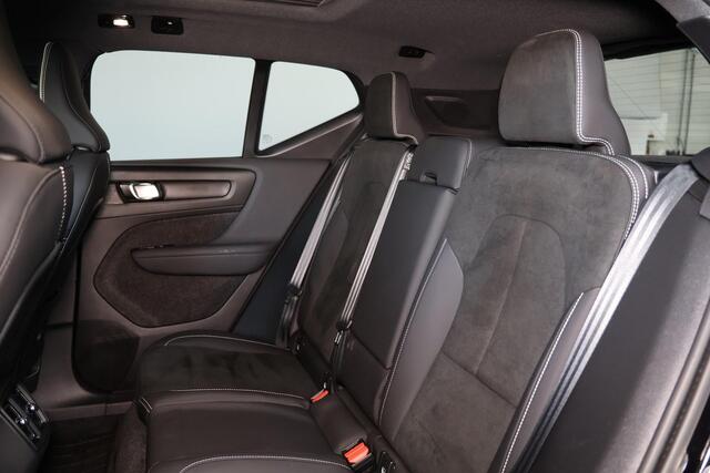 Volvo EX40 Extended Range Ultra Black Ed. 82 kWh - Panorama/schuifdak - IntelliSafe Assist & Surround - 360º Camera - Harman/Kardon audio - Verwarmde voorstoelen, stuur & achterbank - Parkeersensoren voor & achter - Elektr. bedienb. voorstoelen met geheugen links - 