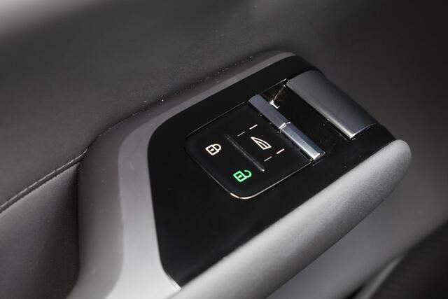 Volvo EX90 Twin Motor Performance Ultra 7p. 111 kWh Luchtvering - Pilot Assist Pack - Panoramadak - IntelliSafe Assist & Surround - 360º Camera - Bowers & Wilkins audio - Verwarmde voorstoelen, stuur & achterbank - Parkeersensoren voor & achter - Head up display - 2