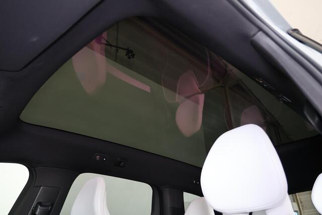 Volvo EX90 Performance Ultra 7p. 111 kWh - Luchtvering - Panoramadak - IntelliSafe Assist & Surround - 360º Camera - Bose Audio - Verwarmde voorstoelen, stuur & achterbank - Head up display - Extra getint glas - Elektr. inklapbare trekhaak - 22' LMV