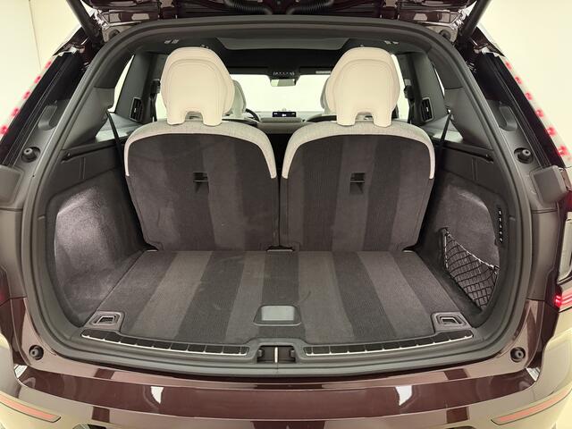 Volvo EX90 Twin Motor Ultra 7p. 111 kWh / Mullbery Red / Luchtvering / Pilot Assist Pack / Bowers en Wilkins audio / Trekhaak / Woolblend /