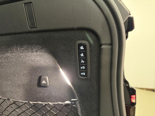 Volvo EX90 Twin Motor Ultra 7p. 111 kWh / Mullbery Red / Luchtvering / Pilot Assist Pack / Bowers en Wilkins audio / Trekhaak / Woolblend /