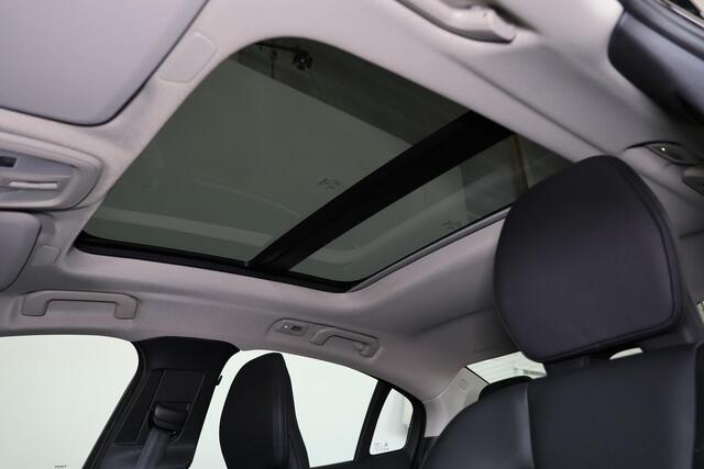 Volvo S60 Recharge T8 AWD Ultimate Dark - LONG RANGE - Panorama/schuifdak - IntelliSafe Assist & Surround - 360º Camera - Harman/Kardon audio - Adaptieve LED koplampen - Verwarmde voorstoelen, stuur & achterbank - Parkeersensoren voor & achter - Elektr. bedienb. vo