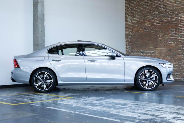 Volvo S60 Recharge T6 AWD Ultimate Bright | Verwarmd Stuurwiel en Voor+Achterstoelen | 360° Parkeercamera | Harman Kardon Premium Audio | 19'' Lichtmetalen Velgen | Elektrische Trekhaak | Panoramadak | Google infotainment | Longe Range |