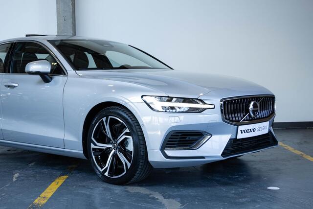 Volvo S60 Recharge T6 AWD Ultimate Bright | Verwarmd Stuurwiel en Voor+Achterstoelen | 360° Parkeercamera | Harman Kardon Premium Audio | 19'' Lichtmetalen Velgen | Elektrische Trekhaak | Panoramadak | Google infotainment | Longe Range |