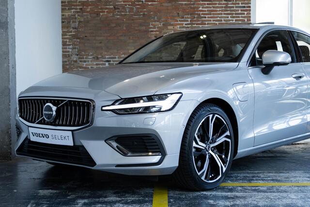 Volvo S60 Recharge T6 AWD Ultimate Bright | Verwarmd Stuurwiel en Voor+Achterstoelen | 360° Parkeercamera | Harman Kardon Premium Audio | 19'' Lichtmetalen Velgen | Elektrische Trekhaak | Panoramadak | Google infotainment | Longe Range |