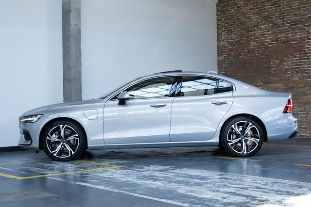 Volvo S60 Recharge T6 AWD Ultimate Bright | Verwarmd Stuurwiel en Voor+Achterstoelen | 360° Parkeercamera | Harman Kardon Premium Audio | 19'' Lichtmetalen Velgen | Elektrische Trekhaak | Panoramadak | Google infotainment | Longe Range |