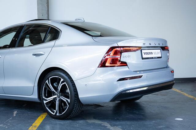 Volvo S60 Recharge T6 AWD Ultimate Bright | Verwarmd Stuurwiel en Voor+Achterstoelen | 360° Parkeercamera | Harman Kardon Premium Audio | 19'' Lichtmetalen Velgen | Elektrische Trekhaak | Panoramadak | Google infotainment | Longe Range |