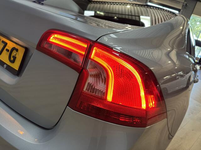 Volvo S60 2.0 D2 Momentum Business Airco ECC | Parkeer Sensoren | Cruise Control | Trekhaak | Navigatie | Isofix | NAP
