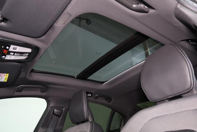 Volvo S60 Recharge T6 AWD Plus Dark - Panorama/schuifdak - IntelliSafe Assist & Surround - 360º Camera - Harman/Kardon audio - Adaptieve LED koplampen - Verwarmde voorstoelen, stuur & achterbank - Parkeersensoren voor & achter - Elektr. bedienb. voorstoelen met geh