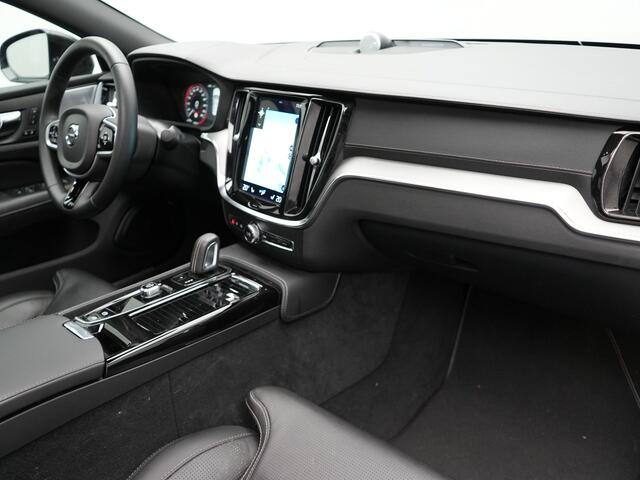 Volvo S60 Recharge T8 AWD R-Design Plug in Hybrid 391pk Black Dealer O.H PHEV | Schuifdak | Bowers & Wilkins | Head Up | Adaptive Cruise | 360 Camera | Luxe Lederen Sportstoelen Massage & Memory | 19"L.M | Keyless | Navigatie |